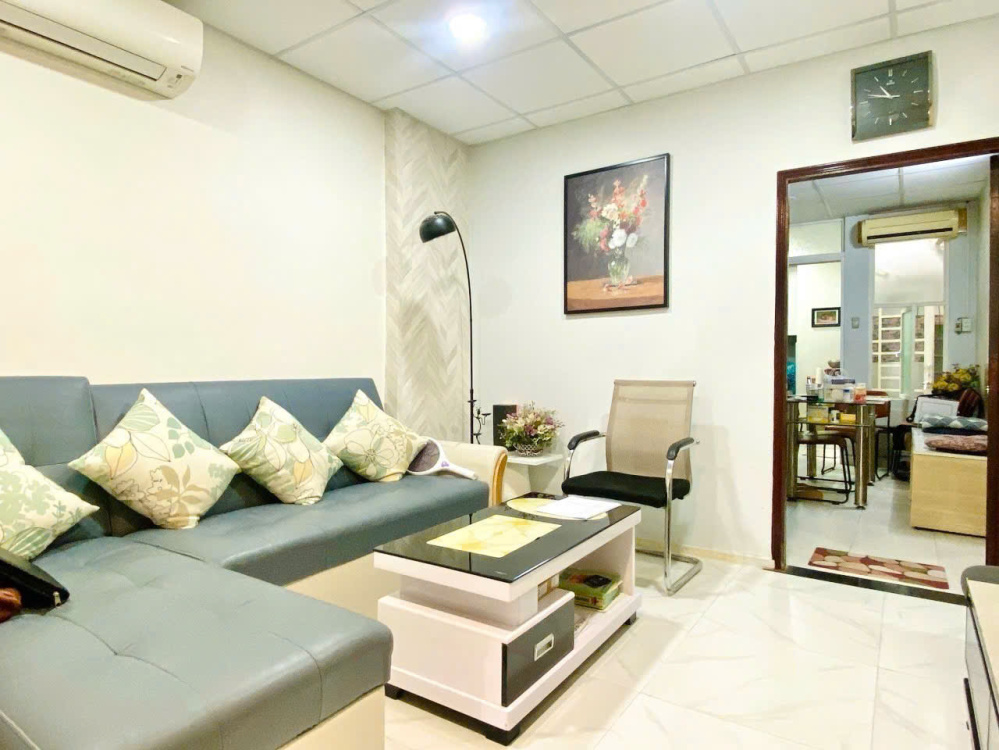 Mặt tiền trước nhà khá lớn, hẻm nhựa sạch sẽ, khu phân lô, khu vực biệt thự toà nhà kinh doanh văn phòng. DT: 10 x 20 - Giá 31 tỷ TL