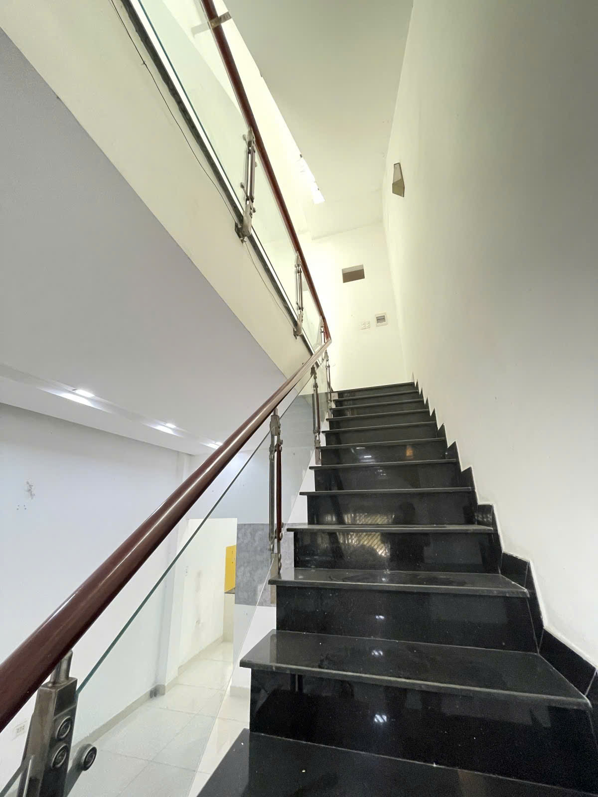 VỊ TRÍ ĐẸP - KINH DOANH ĐA NGHÀNH - NGANG 4m NỞ HẬU - 85m2, CHỈ NHỈNH 100 triệu/M2.