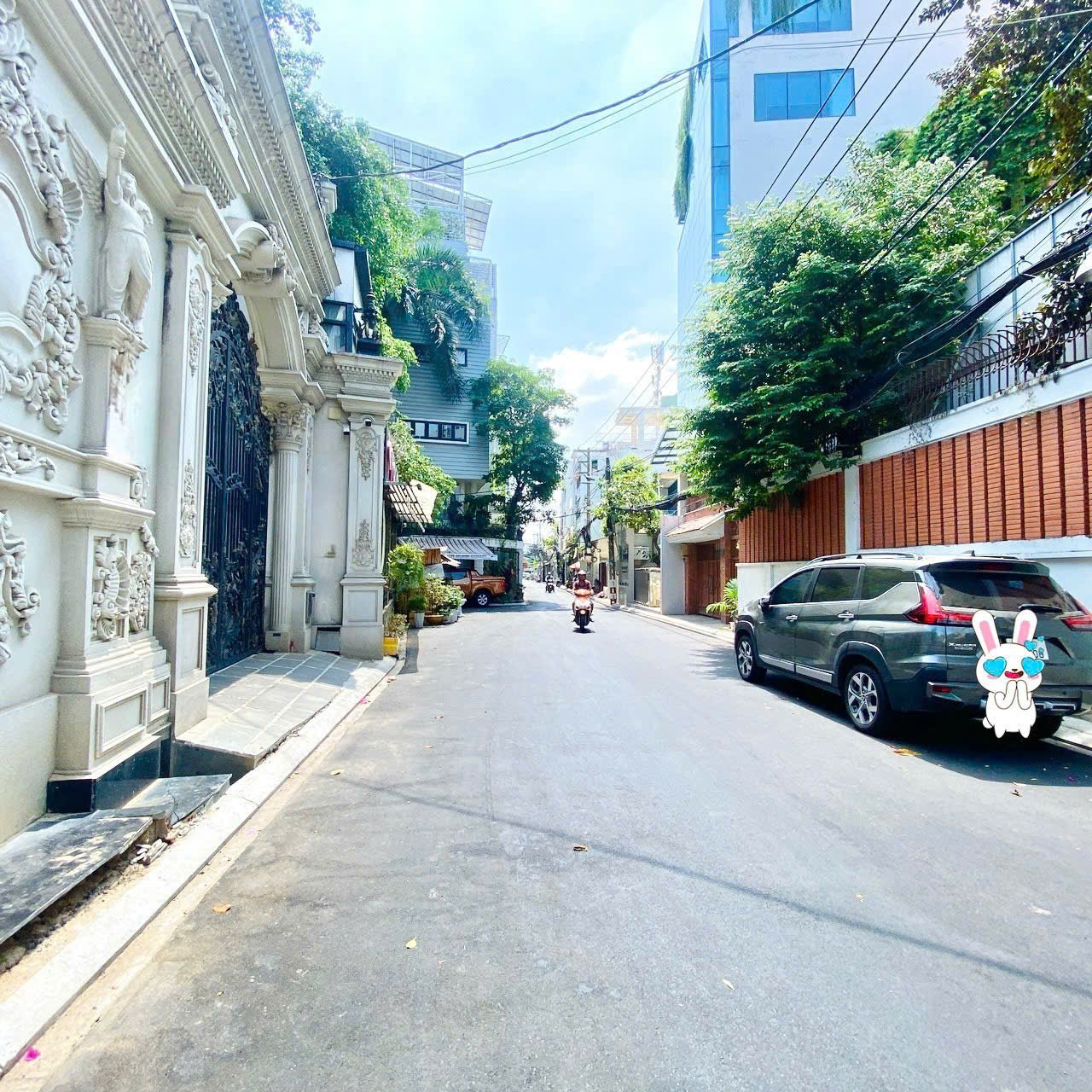 Mặt tiền trước nhà khá lớn, hẻm nhựa sạch sẽ, khu phân lô, khu vực biệt thự toà nhà kinh doanh văn phòng. DT: 10 x 20 - Giá 31 tỷ TL