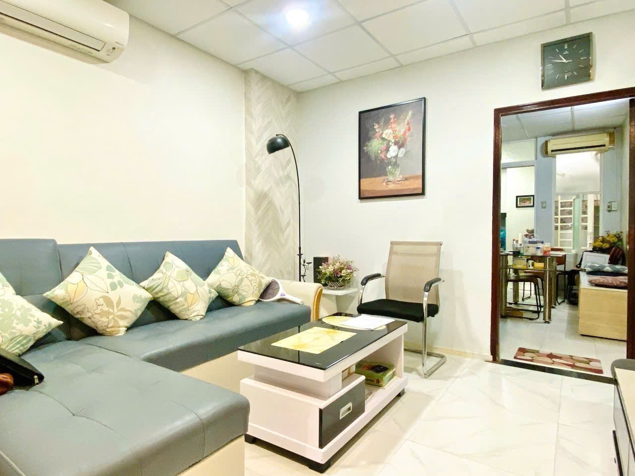 Mặt tiền trước nhà khá lớn, hẻm nhựa sạch sẽ, khu phân lô, khu vực biệt thự toà nhà kinh doanh văn phòng. DT: 10 x 20 - Giá 31 tỷ TL